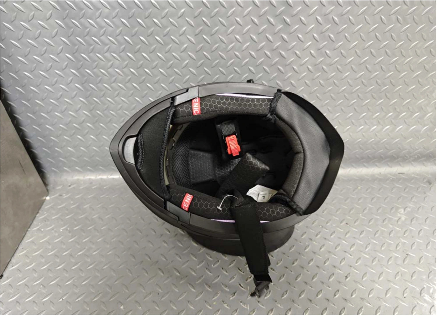 F901 liner and retention components